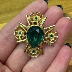 Vintage Gold tone and Emerald rhinestone Brooch